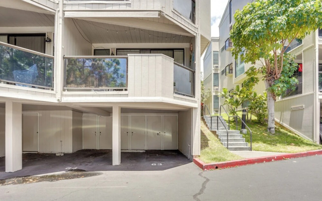 Downtown Kailua-kona Condo w/ Pool & Views