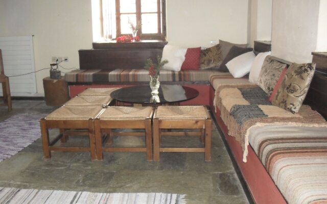 Traditional Guest Home Dimou