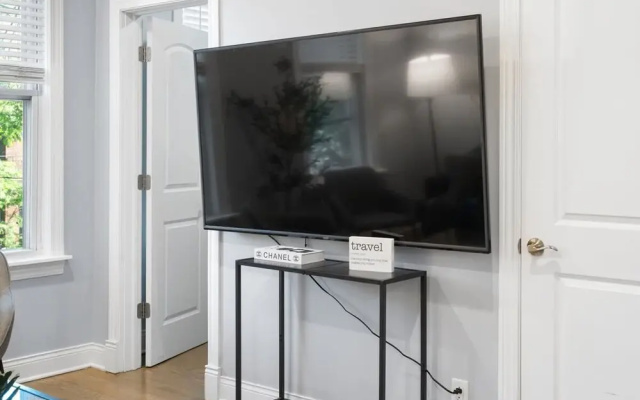 Stylish 2BR Urban Retreat in River West