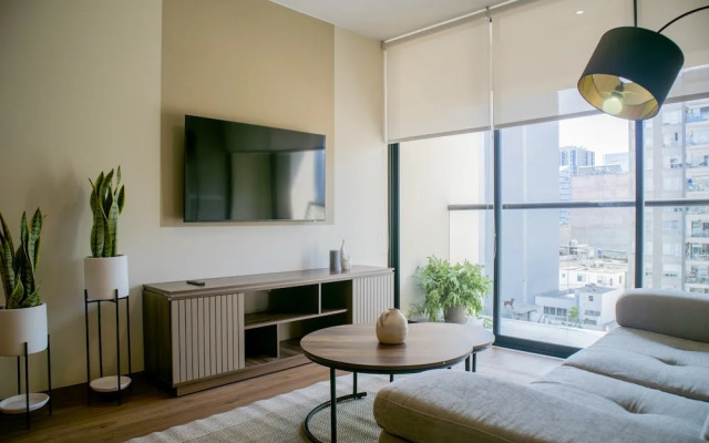 w Striking 1BR w Perfect Balcony Near Kennedy Park