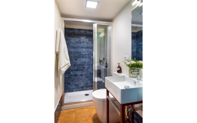 Villa Alfonso, Luxury Villa In Midtown, Parking