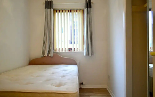 Spacious 2 Bedroom Ground Floor Flat in Leith