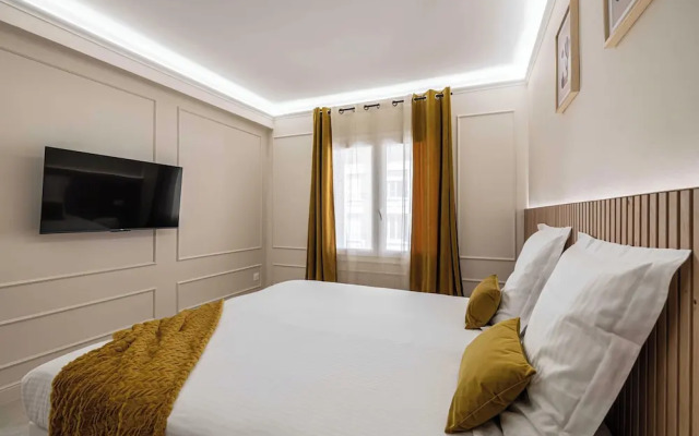 Haussmann Apartment - South-facing Balcony 2br/4p