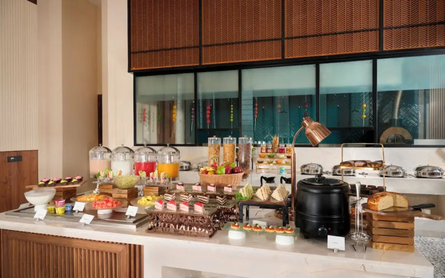 Iris Sarovar Portico