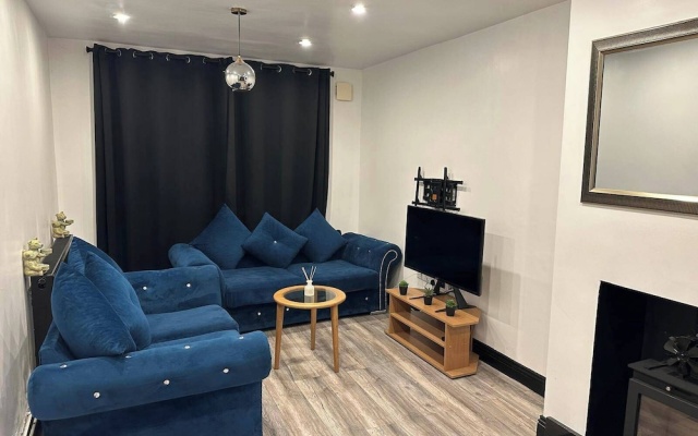2 Bed House - Sleeps 4 - Garden - Parking - Wifi