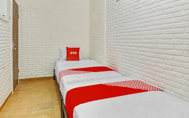 Super OYO 90828 Ara Guest House