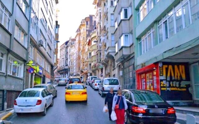 Cozy big room with basement garden R1