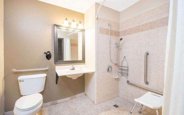 Super 8 by Wyndham Warroad