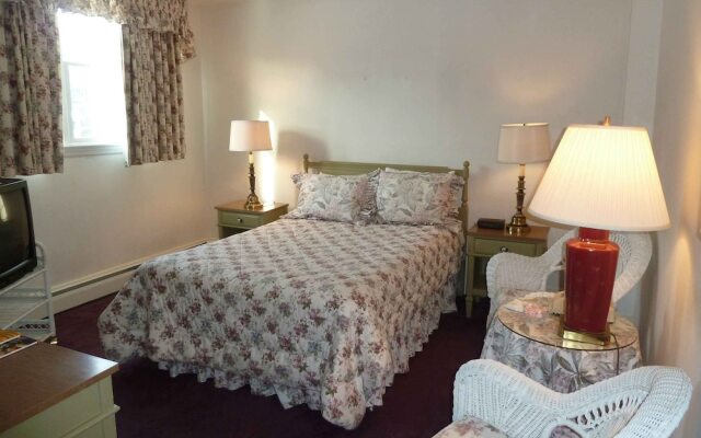 Crescent Lodge and Country Inn - Adults Only