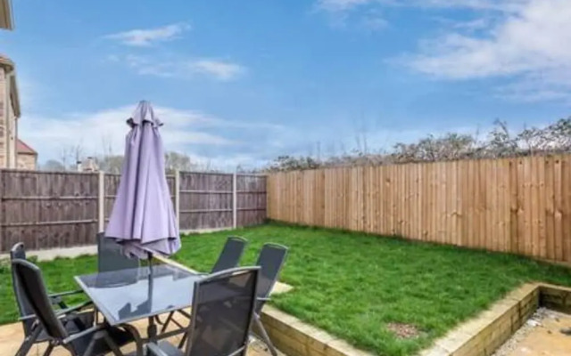 Stylish 4-br House With 3 Ensuite Free Parking