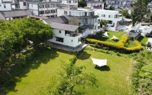 Elsewhere in Dali • Three Towers Courtyard