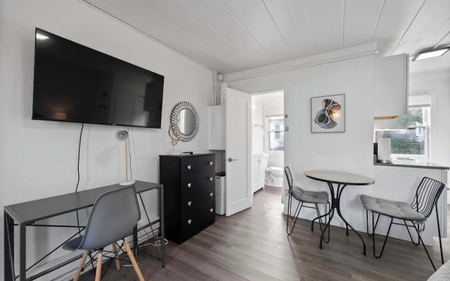 Chic City Retreat 93I Sleeps 2