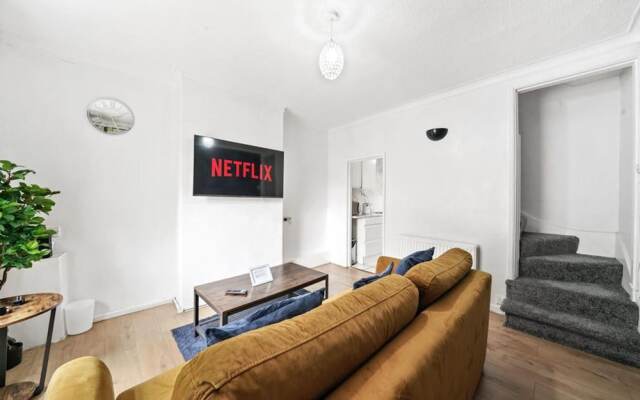 Cosy 2-bed House in London With Free Parking