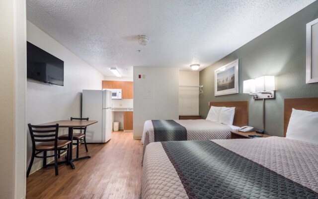 HomeTowne Studios by Red Roof Orlando South