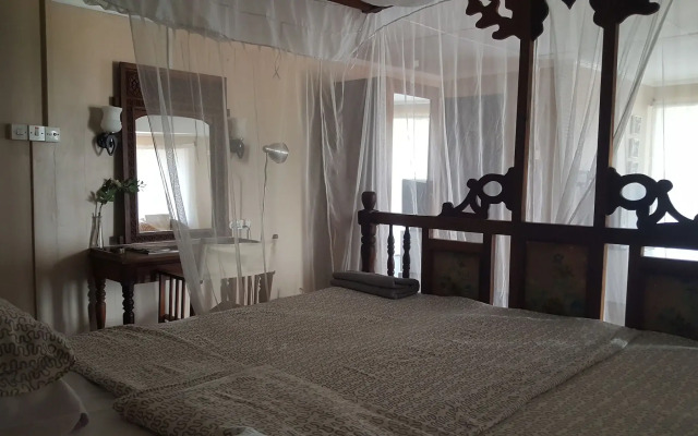 Q-Bar & Guest House