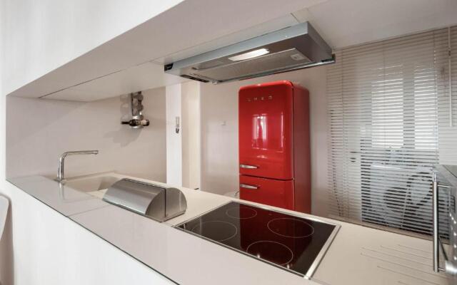 Stylish white 4 ppl apartment in City center