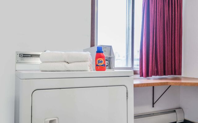 Super 8 By Wyndham Brooklyn Center/Mpls