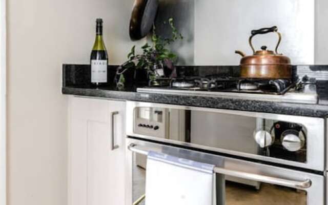 Entire Home: Chic & Cheery 1bed in Shepherd'S Bush
