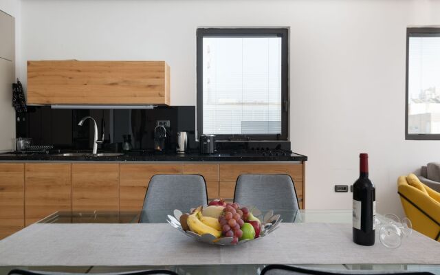 Luxury 2BR Balcony near beach Parking