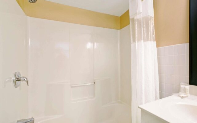 Travelodge by Wyndham Bellmawr