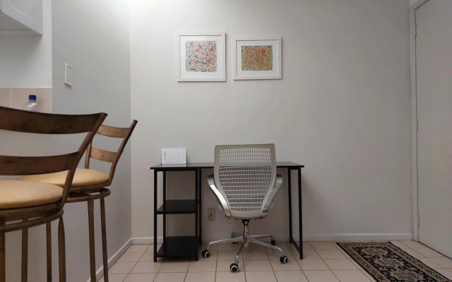 Descanse na rede da varanda sob as árvores.