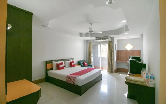 OYO 75387 4 Men Court
