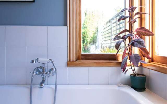 Characterful 2 Bedroom Ponsonby Villa With Private Garden