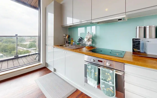 Basildon - 2 Bed Flat - Sleeps 5 - Near Station