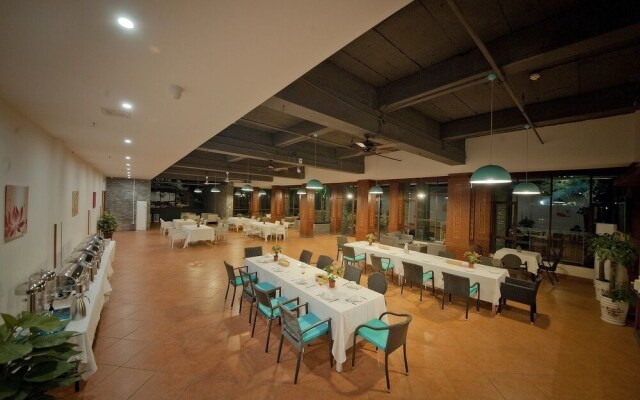 Guilin Crystal Crescent Moon Hotel