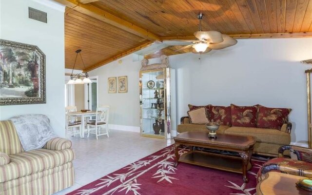 Tropical Retreat Pool Jet Spa WiFi 3 Br home by RedAwning