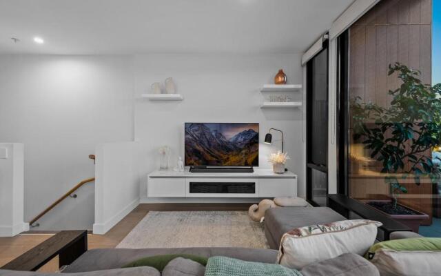 StayCentral Northcote Townhouse With Study
