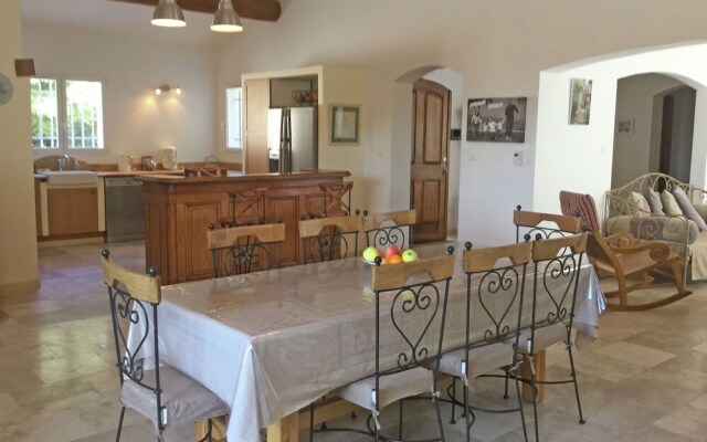 Inviting Villa in Saumane-de-vaucluse With Swimming Pool