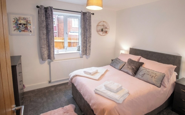2 Bed, Sleeps 4, Pet Friendly, Free Parking