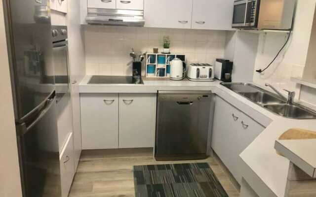 Newly Renovated Unit 250m To The Beach