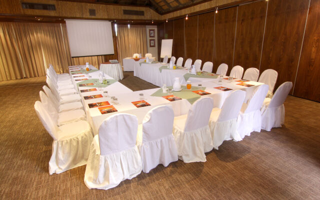 Cresta Mowana Safari Resort & Spa