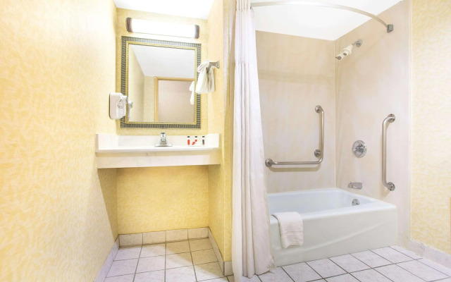 Days Inn by Wyndham College Park