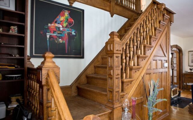 Red Mahone Bed & Breakfast