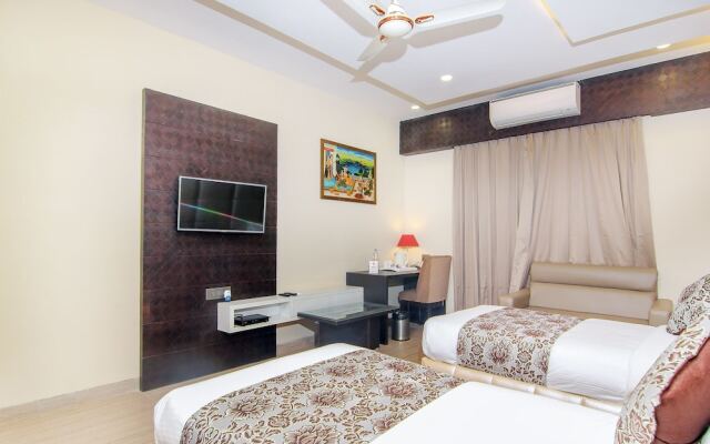 OYO 13482 Hotel Moments