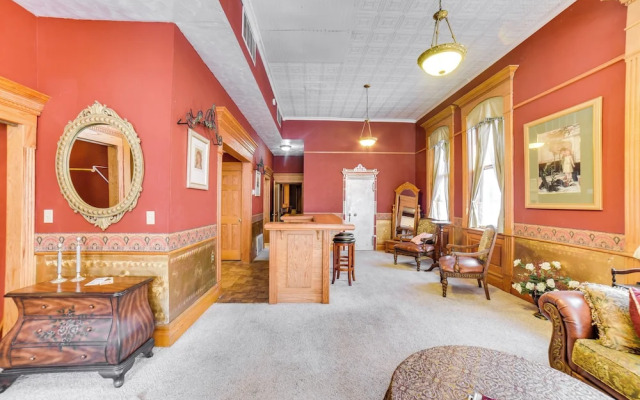 Downtown Yankton Suite: Walk to Restaurants!