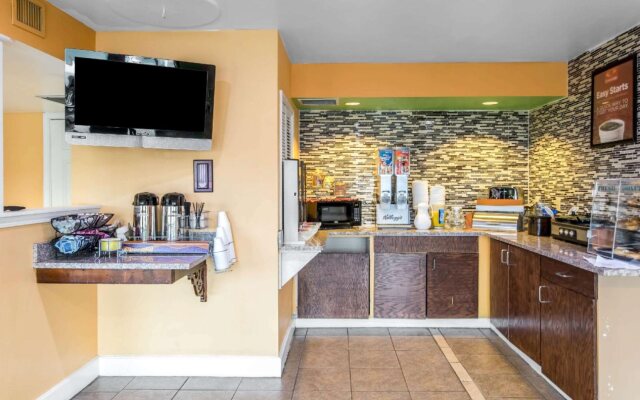 Econo Lodge Inn & Suites