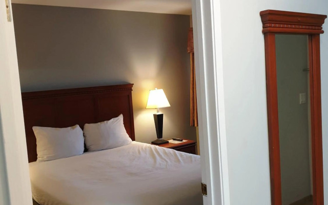 Riverland Inn & Suites