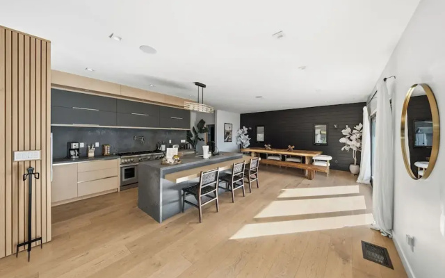 Farley Court - Stylish Hillside Residence With Stunning Views