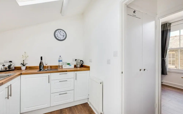 Superb Central First Floor Studio Apartment #8
