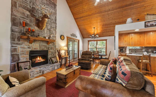Whispering Woods Lodge - Sleeps 6 2 Bedroom Home by RedAwning