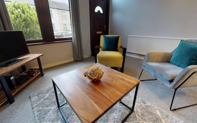Stayzo 2BR House Accommodation in Peterborough