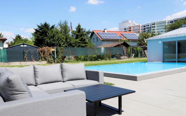 Rooftop Terrace, free garage parking and Pool!