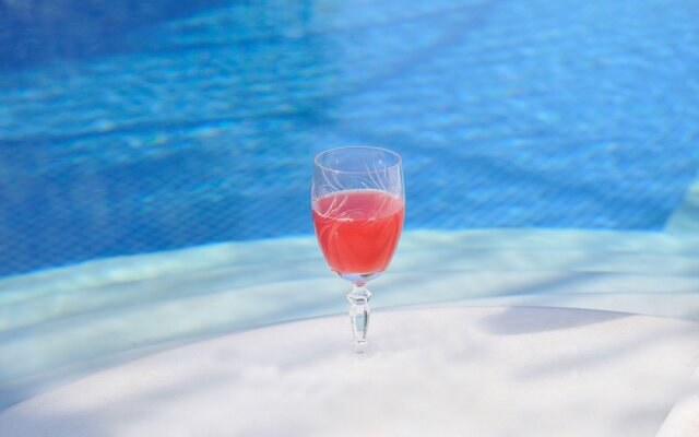 Family Maisonette with Pool near Beach