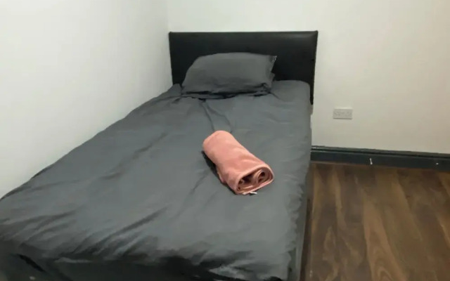 Room in Guest Room - Nice big Room in Coventry