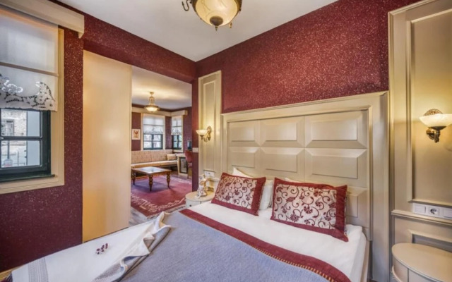 Vibrant Hotel Suite in Historical Area