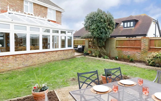 Spacious 4-bed Seaside Retreat in Selsey